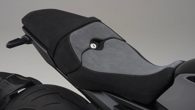 CB1000R Black Edition, SELLE PRINCIPALE EN ALCANTARA