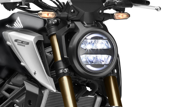 Vue de trois quarts avant droit de la Honda moto 125 CB125R, noire, gros plan sur les phares, prise en studio