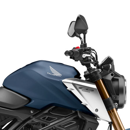 Côté droit de la Honda mooto 125 CB125R, bleue, avec gros plan sur le réservoir et le guidon, prise en studio