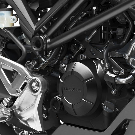 Honda moto 125 CB125R, gros plan sur le moteur, prise en studio