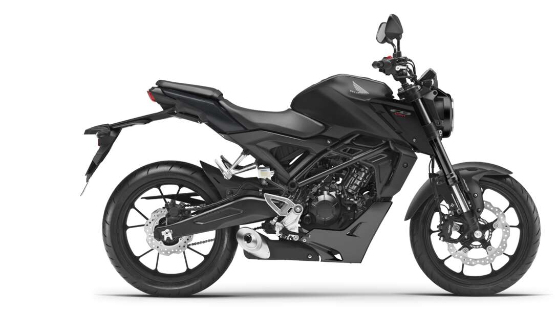 Côté droit de la Honda moto 125 CB125R, noire, prise en studio