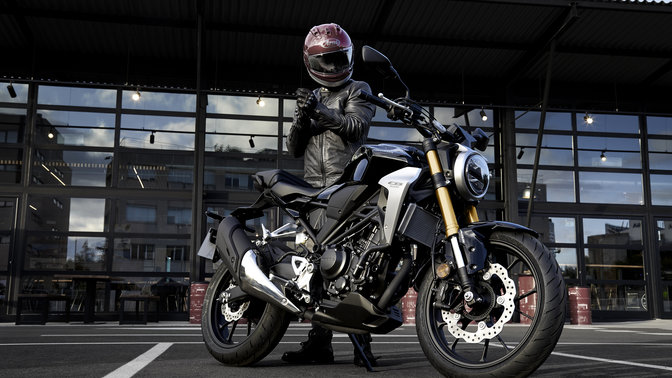 Vue latérale de la Honda CB300R Neo Sports Café à l'arrêt.
