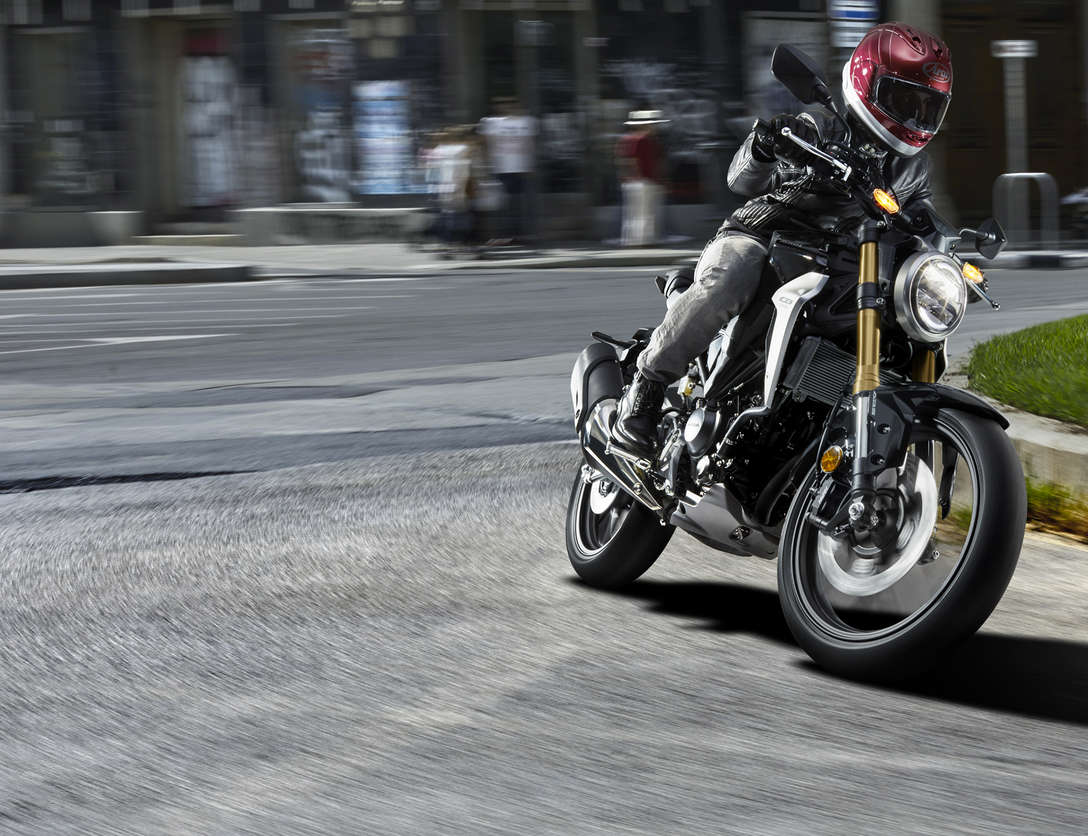Vue de trois quarts avant de la Honda CB300R Neo Sports Café pilotée en ville.