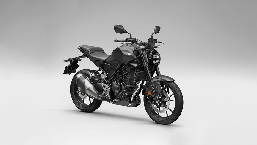 Vue de trois quarts face de la Honda CB300R avec accessoires.