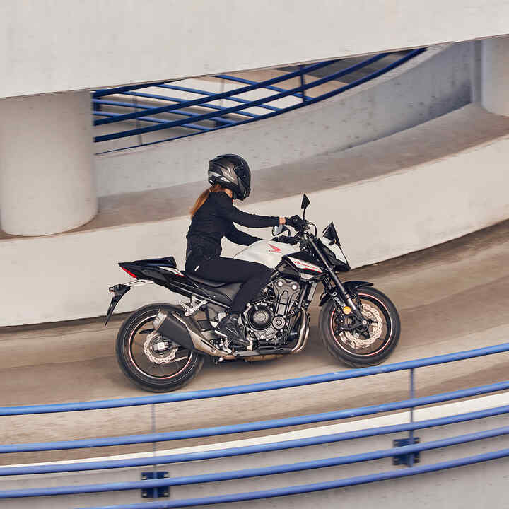 Cliché de la Honda CB500 Hornet extrait de la vidéo de lancement