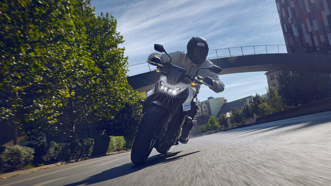 Honda CB750 Hornet pilotée dans un tunnel