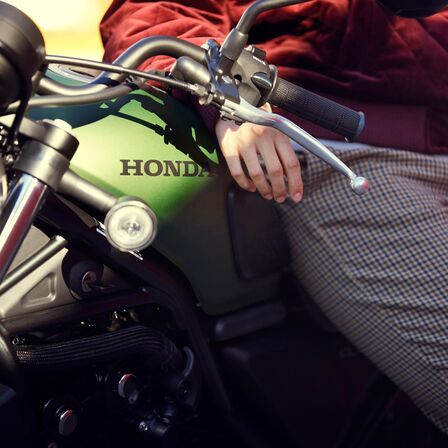 Zoom sur le réservoir de carburant de la Honda CL500.