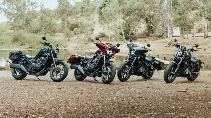 CMX1100 Rebel sur sa béquille latérale au bord de la mer.