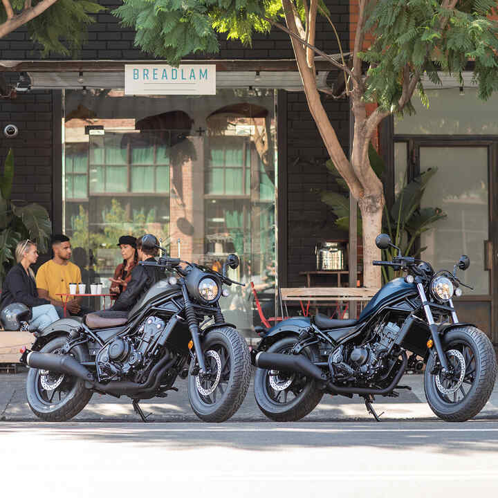 Vue latérale d’une CMX500 Rebel en face d’un café.