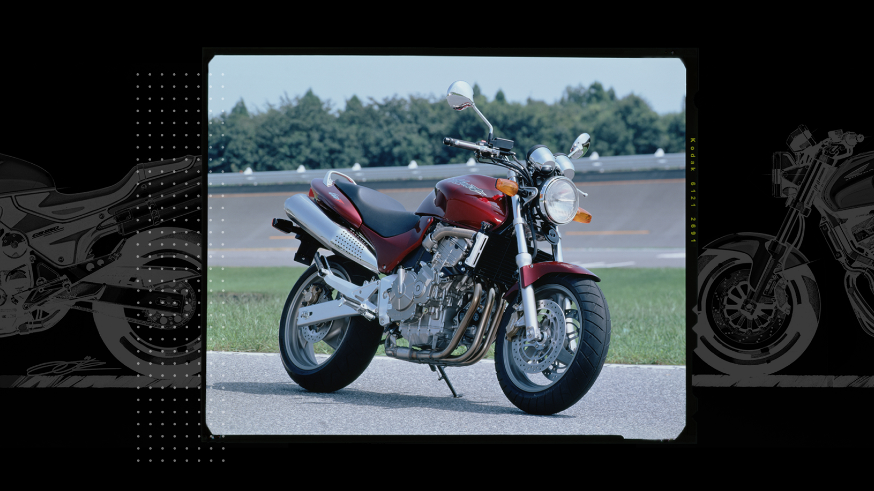 Vue de face de trois quarts de la Honda Hornet, garée sur un circuit de course.