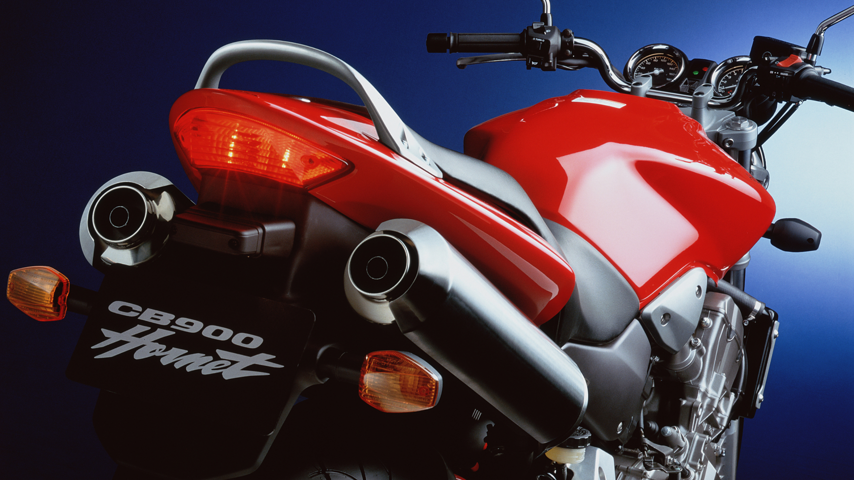 Gros plan arrière de la Honda CB900 Hornet.