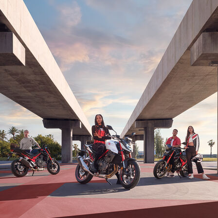 moto roadster streefighter Honda CB750 Hornet - permis A2 en situation équipée d'un nouveau moteur