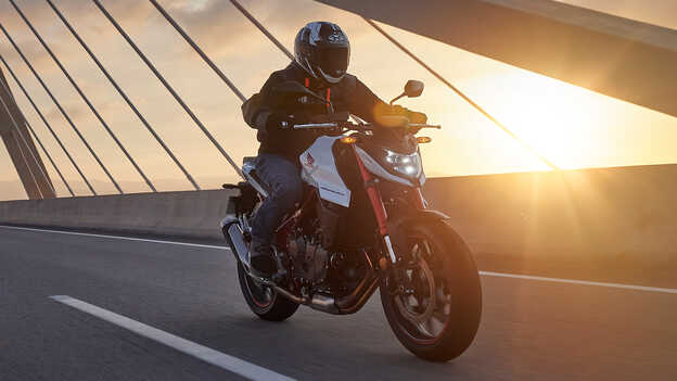 moto roadster streefighter Honda CB750 Hornet - permis A2 et son pilote sur le pont.