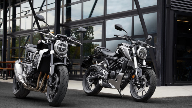 Honda CB1000R et CB125R en stationnement dans une rue.