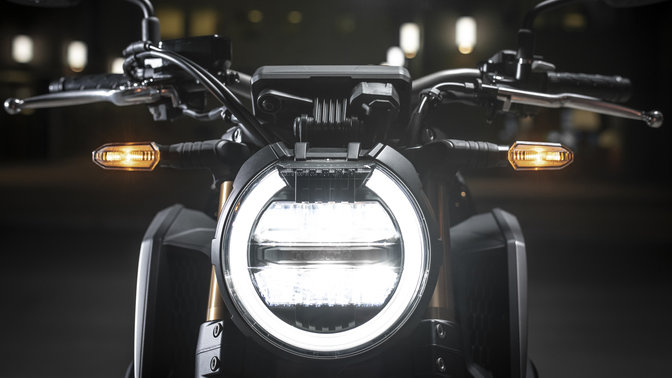 Gros plan sur les phares de la Honda CB650R.