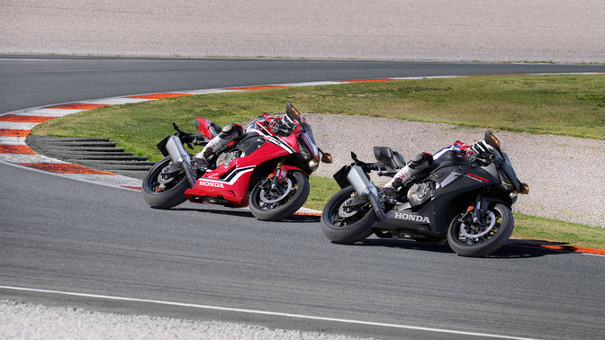 Deux Honda CBR1000RR Fireblade sur circuit.