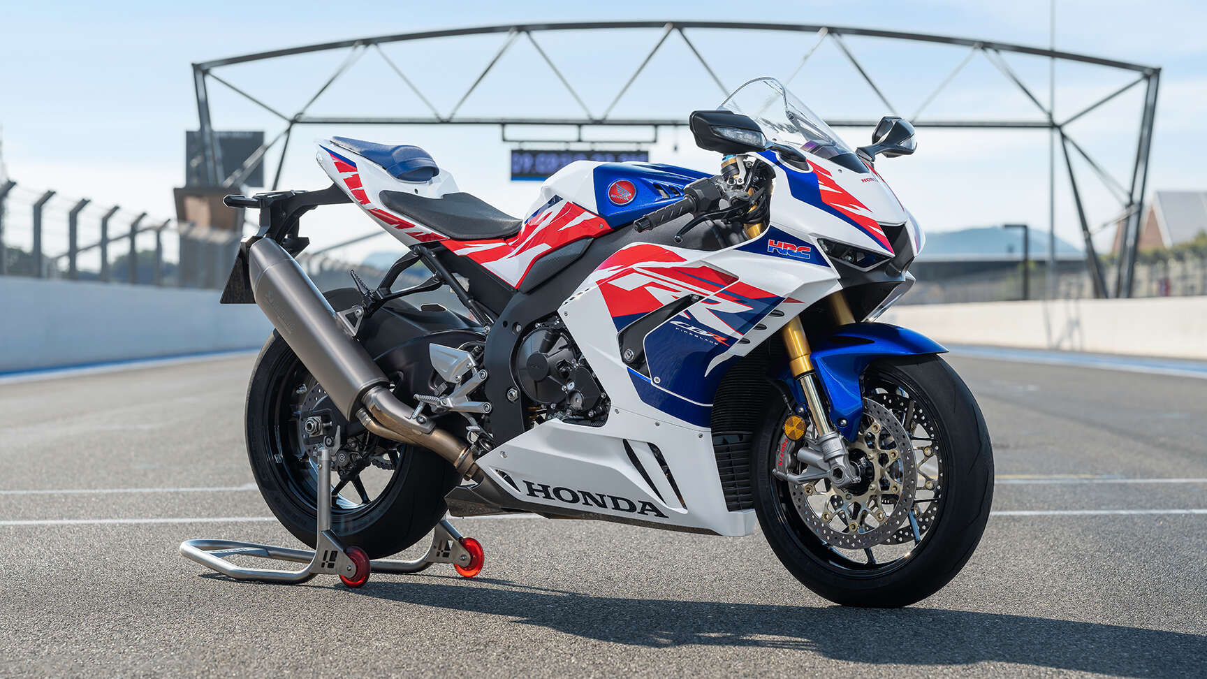 Vue latérale de la CBR1000RR-R Fireblade SP 30e anniversaire 2022 en studio