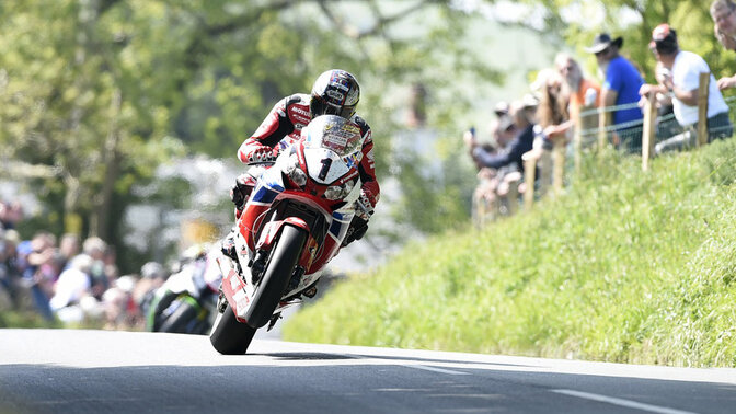 Honda CBR1000RR 2012-2014 avec un pilote sur circuit. Crédit photo : Image 2014 - Courses du TT de l'île de Man