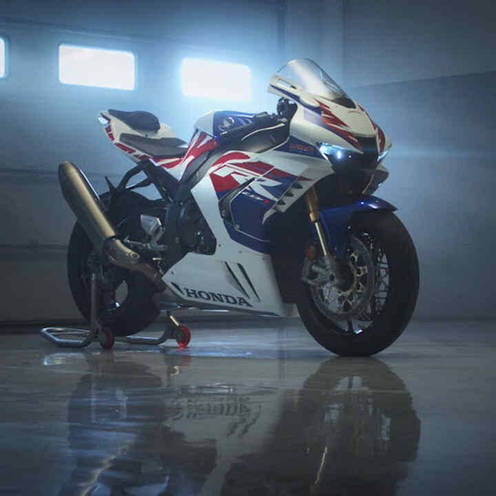 Vue arrière de la Honda CBR1000RR-R Fireblade avec un pilote sur circuit