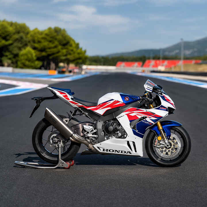 Vue latérale droite de la Honda CBR1000RR-R Fireblade sur circuit