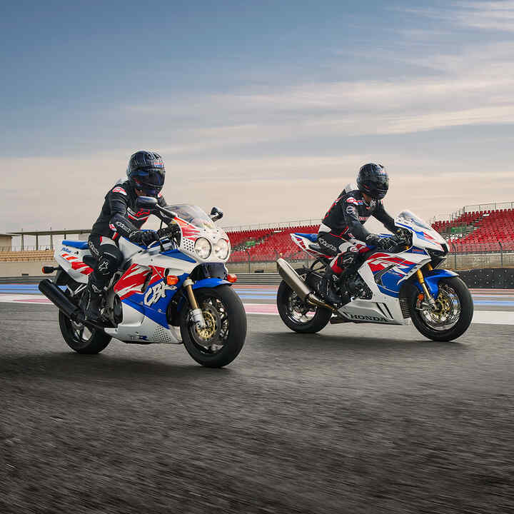 Vue latérale de deux pilotes sur la Honda CBR1000RR-R-Fireblade sur un circuit.