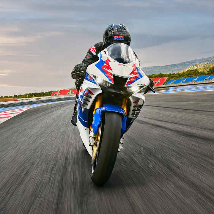 Vue de face d'un pilote sur la Honda CB900RR Fireblade sur un circuit