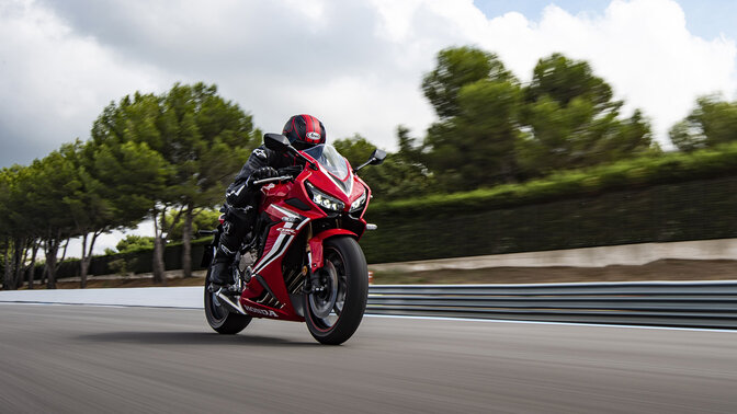 Honda CBR650R ¾ avant sur circuit avec motard