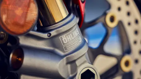 Gros plan sur les étriers de frein avant à quatre pistons Brembo Stylema R.