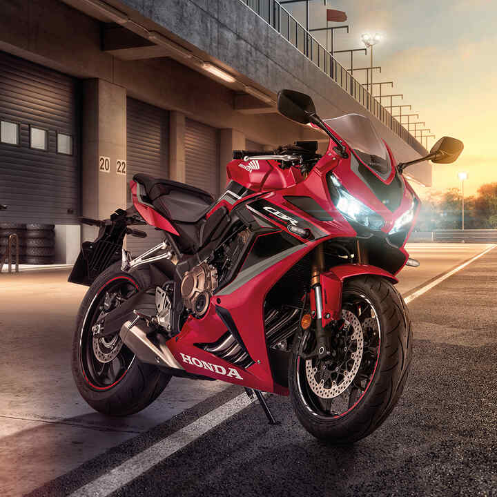 Vue de trois quarts avant droit du roaster Honda Permis A2 CBR650R prise en studio