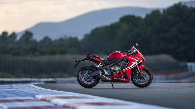 Honda CBR650R sur circuit.