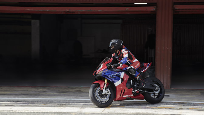 Honda CBR1000RR-R Fireblade SP sur circuit.