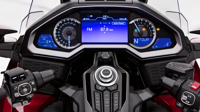 Gros plan sur le tableau de bord de la Honda Goldwing.
