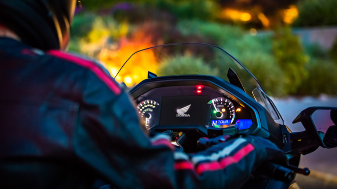Gros plan sur le tableau de bord de la Honda Goldwing.