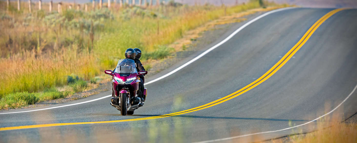Conducteur et passager sur une Honda Goldwing.