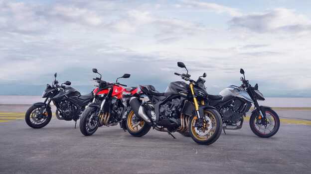Moto CB1100, extérieur, vue de côté avec pilote