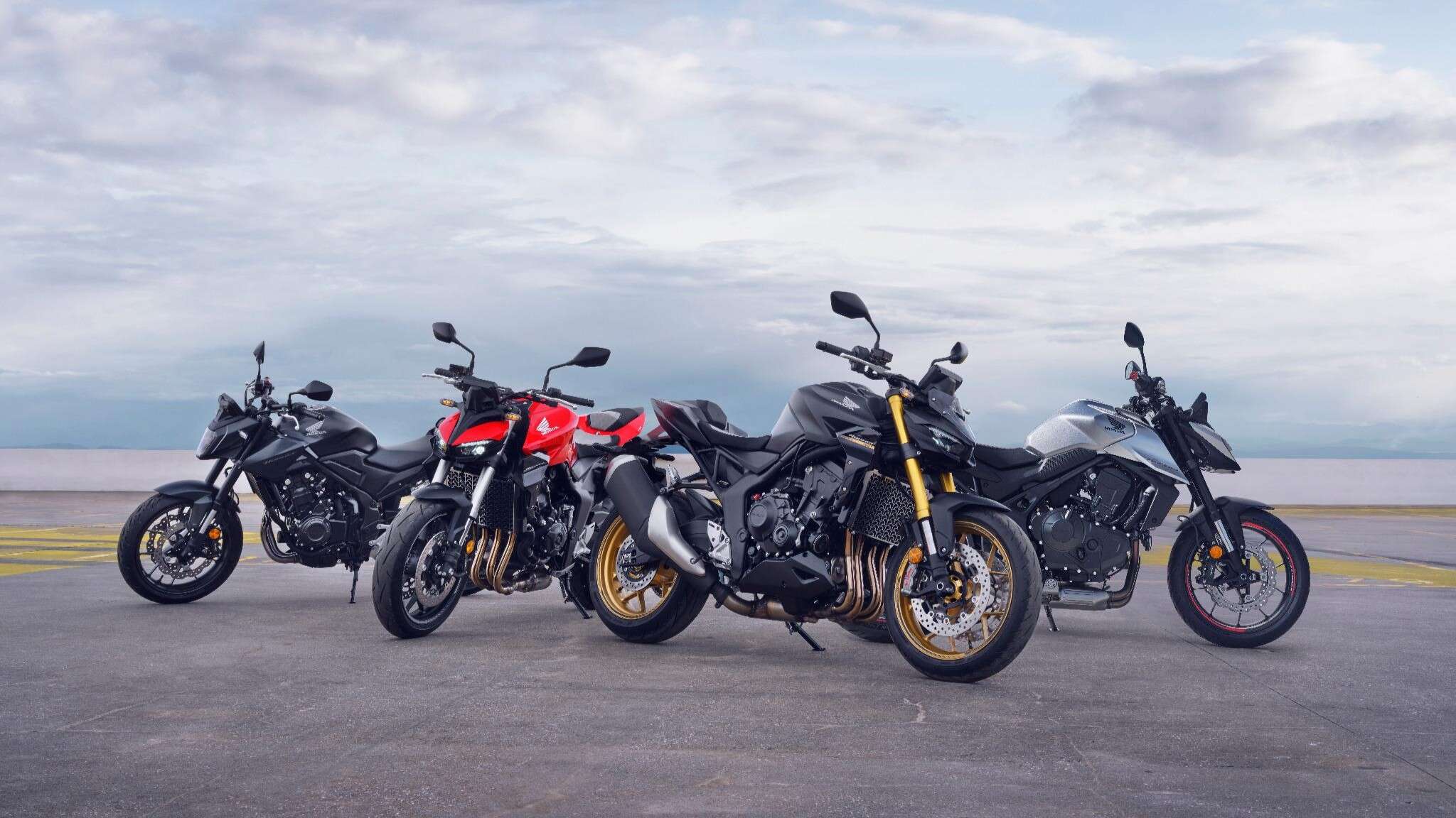 Moto CB1100, extérieur, vue de côté avec pilote