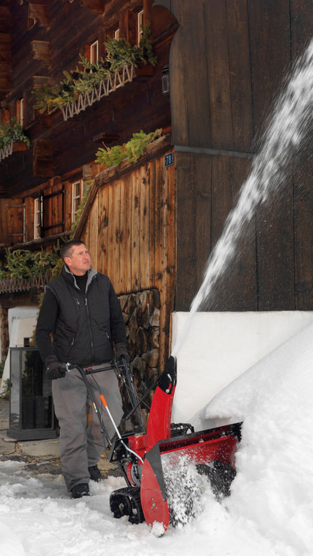 S&eacute;rie 6 utilis&eacute;e par un mod&egrave;le, dans le jardin.