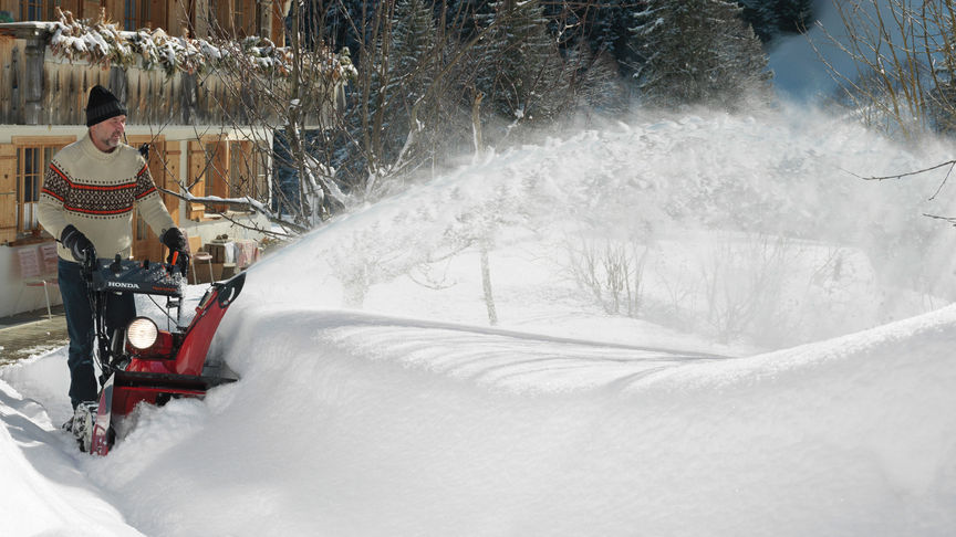 S&eacute;rie 7, utilis&eacute;e par un d&eacute;monstrateur, dans un jardin.