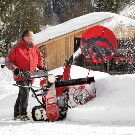 Le modèle Série 9 utilisé par un démonstrateur, dans la neige.