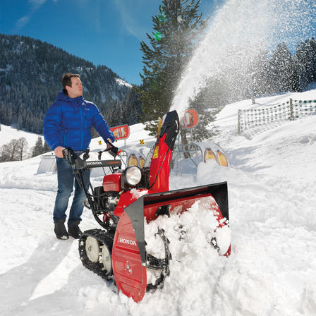 Le modèle Série 9 utilisé par un démonstrateur, dans la neige.