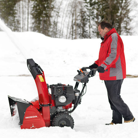 Le modèle Série 9 utilisé par un démonstrateur, dans la neige.