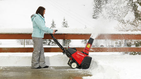 Fraise &agrave; &eacute;tape unique, utilis&eacute;e par un d&eacute;monstrateur, dans la neige