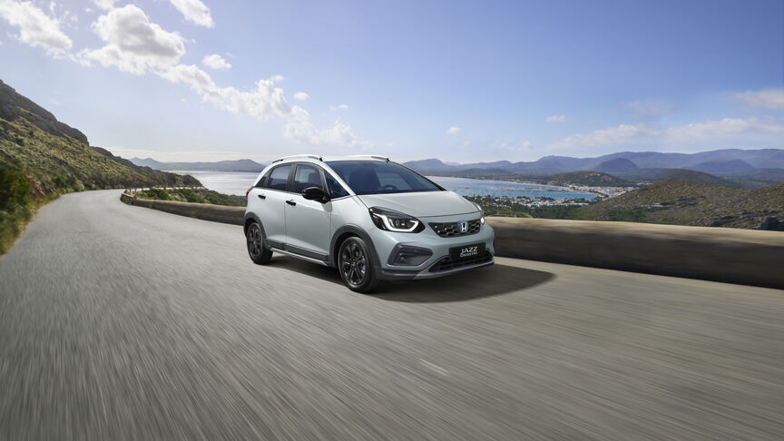 Vue de face du Honda HR-V roulant sur une route de campagne