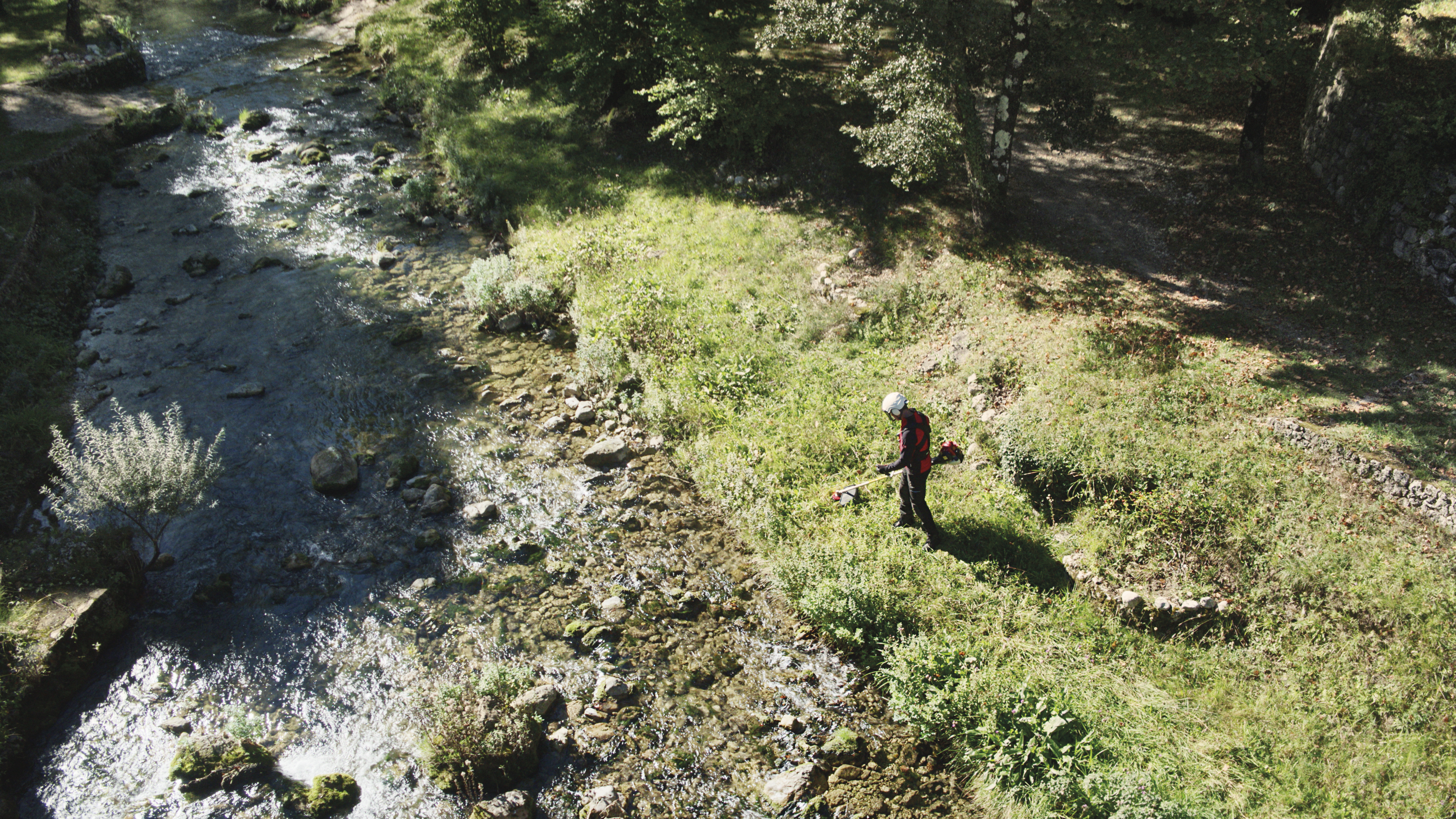 La débroussailleuse : une solution utile contre les broussailles et les mauvaises herbes