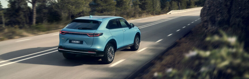 Honda&nbsp;e gar&eacute;e devant un b&acirc;timent